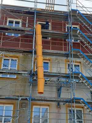 Baureinigung eines mehrtsöckigen Gebäudes über das Gerüst mit tels einer Schuttrutsche