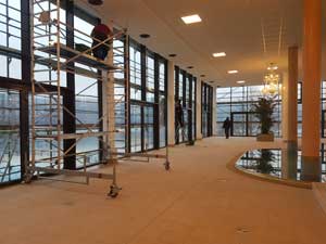 Reinigung einer großen Glasfläche Professionelle Glasreinigung