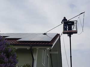 Solaranlage auf einem Mehrfamilienhaus, Reinigung maschinell Solar-/Photovoltaikanlagen-Reinigung MFH