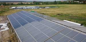 Teilgereinigte Solarfläche auf einem landwirtschaftlichen Gebäude Solar-/Photovoltaikanlagen-Reinigung landwirtschaftliches Gebäude