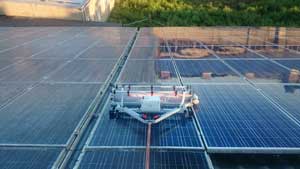Sichtbare Verschmutzung einer Solarfläche auf einem landwirtschaftlichen Gebäude Solar-/Photovoltaikanlagen-Reinigung maschinell